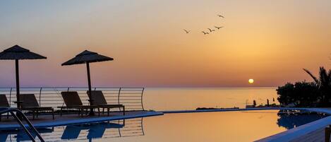 Ulkouima-allas, aurinkovarjoja, aurinkotuoleja