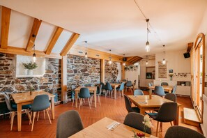 Petit déjeuner, déjeuner et dîner servis sur place