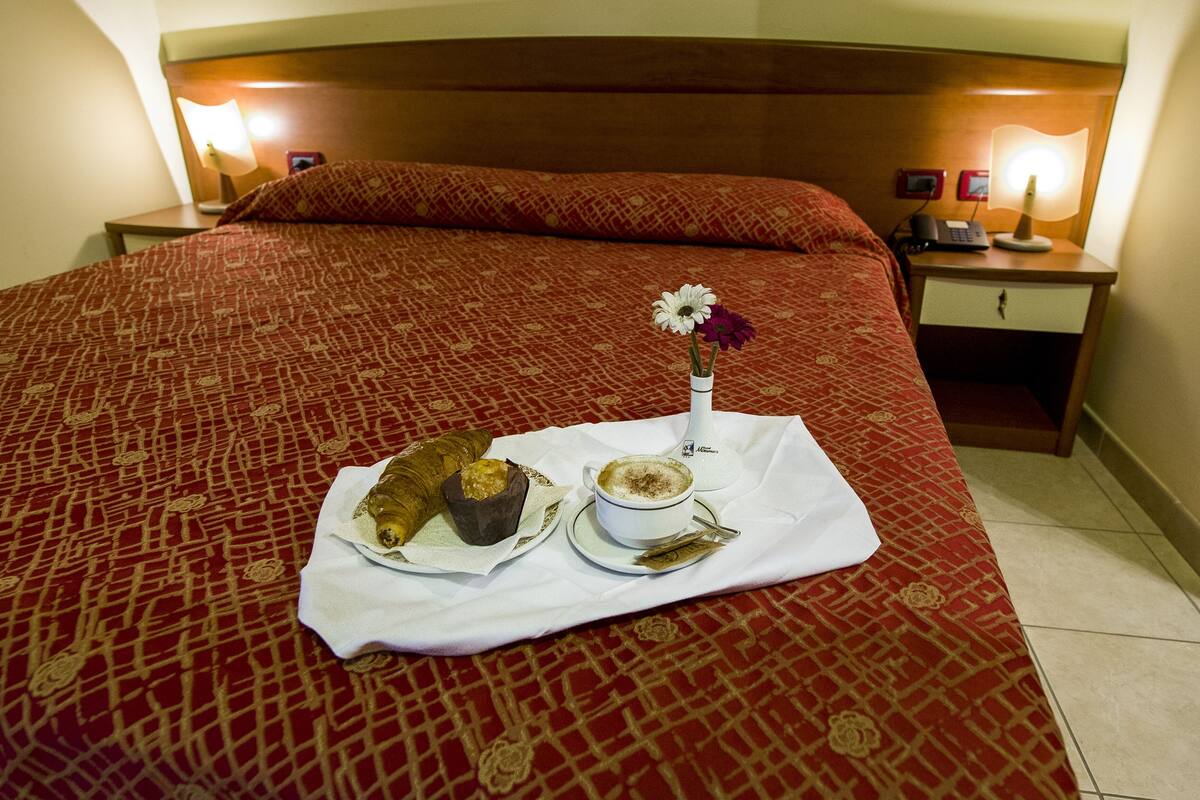 1 bedroom, premium bedding, desk, soundproofing