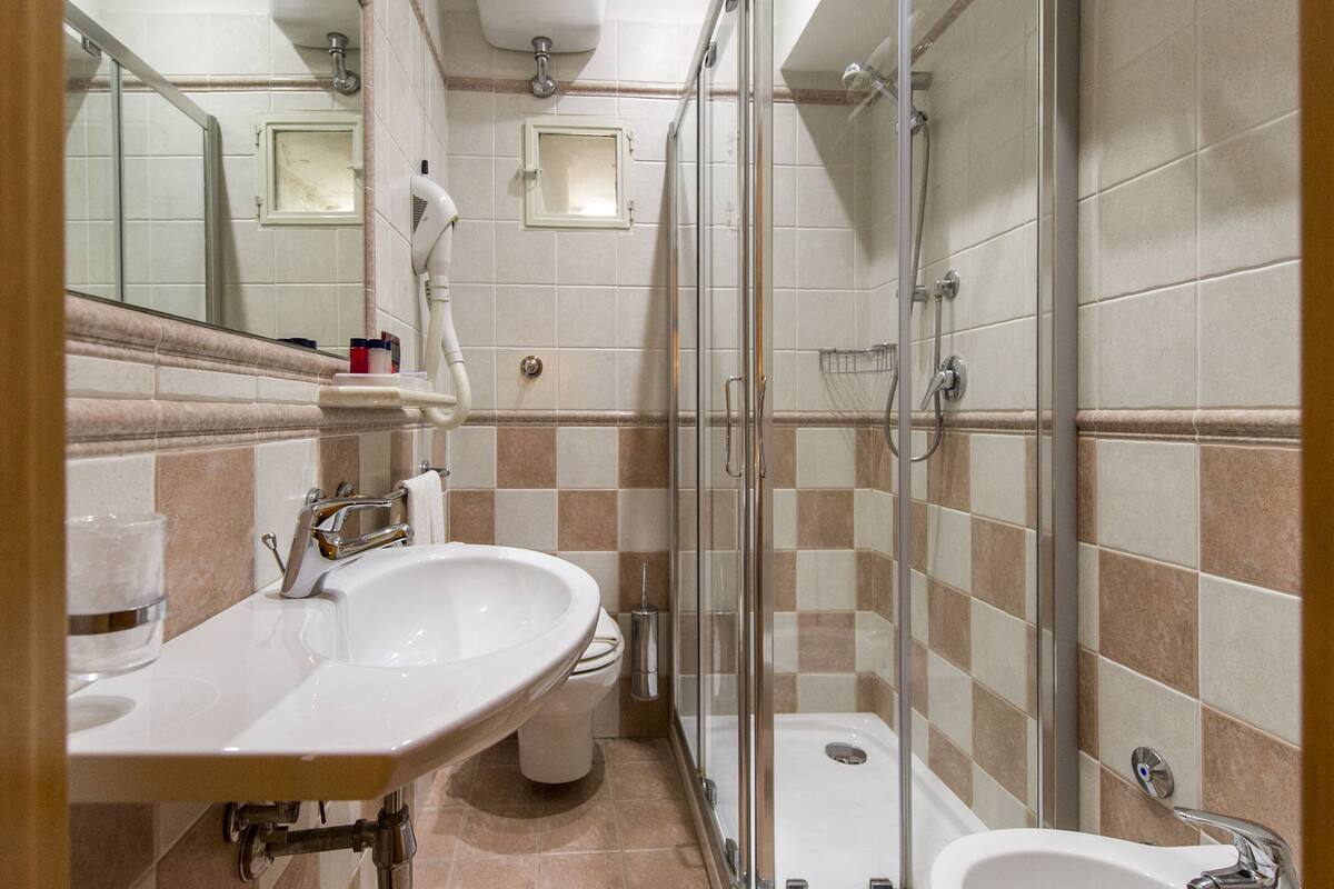 shower, free toiletries, hair dryer, towels