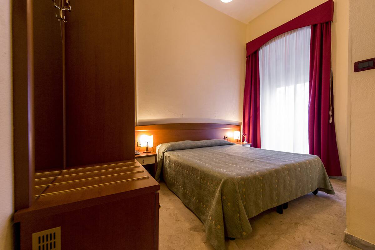 1 bedroom, premium bedding, desk, soundproofing