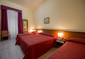 ห้องพักสำหรับสี่ท่าน | 1 ห้องนอน, เครื่องนอนระดับพรีเมียม, โต๊ะทำงาน, ห้องเก็บเสียง