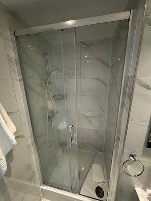 Zimmersafe, Verdunkelungsvorhänge, schallisolierte Zimmer