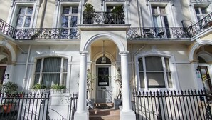 A historic building with a grand entrance, multiple balconies, and a sign indicating it is a hotel. - Tony's House Hotel (London)