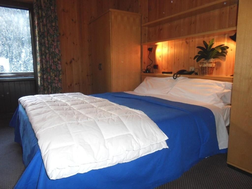 desk, cots/infant beds, wifi