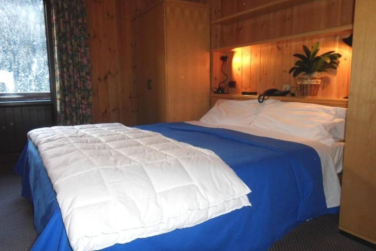 desk, cots/infant beds, wifi