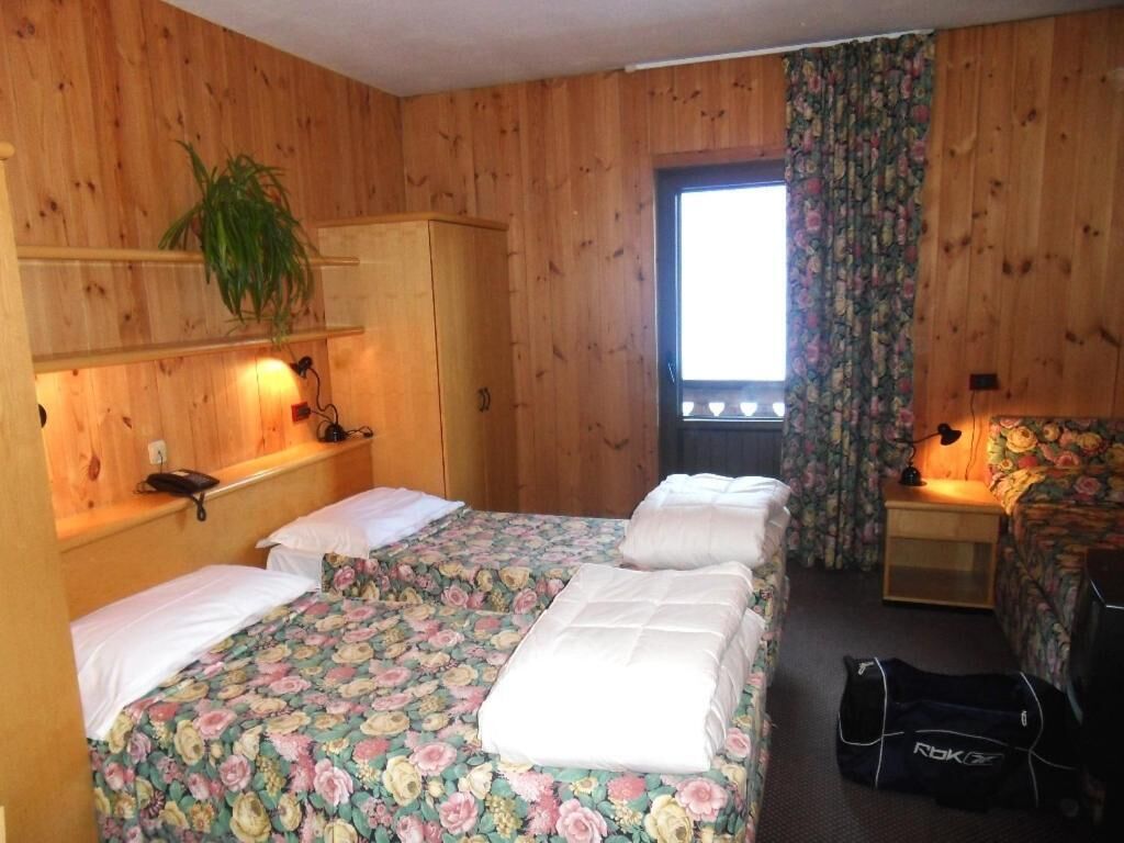 desk, cots/infant beds, wifi