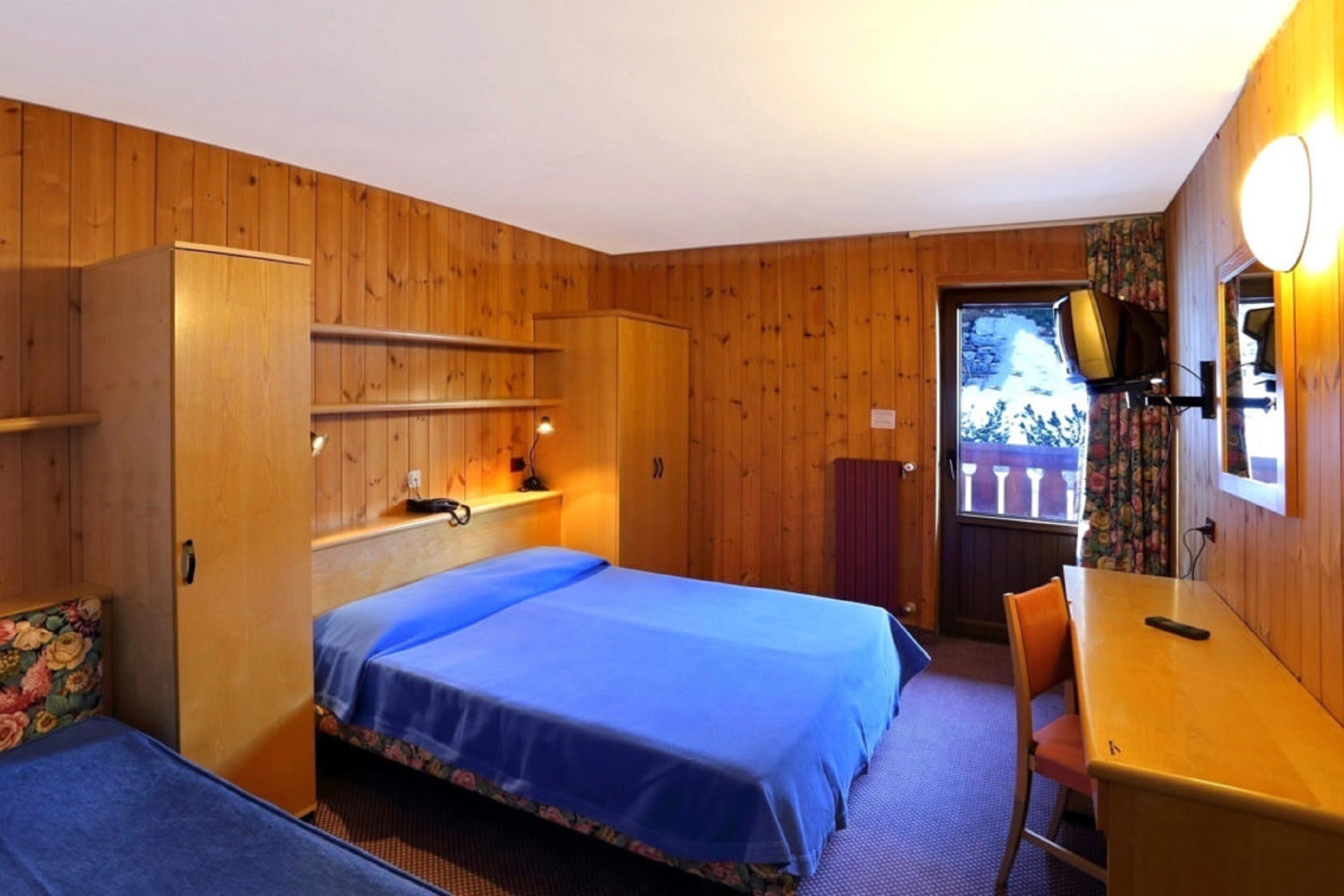 triple room | desk, cots/infant beds, wifi