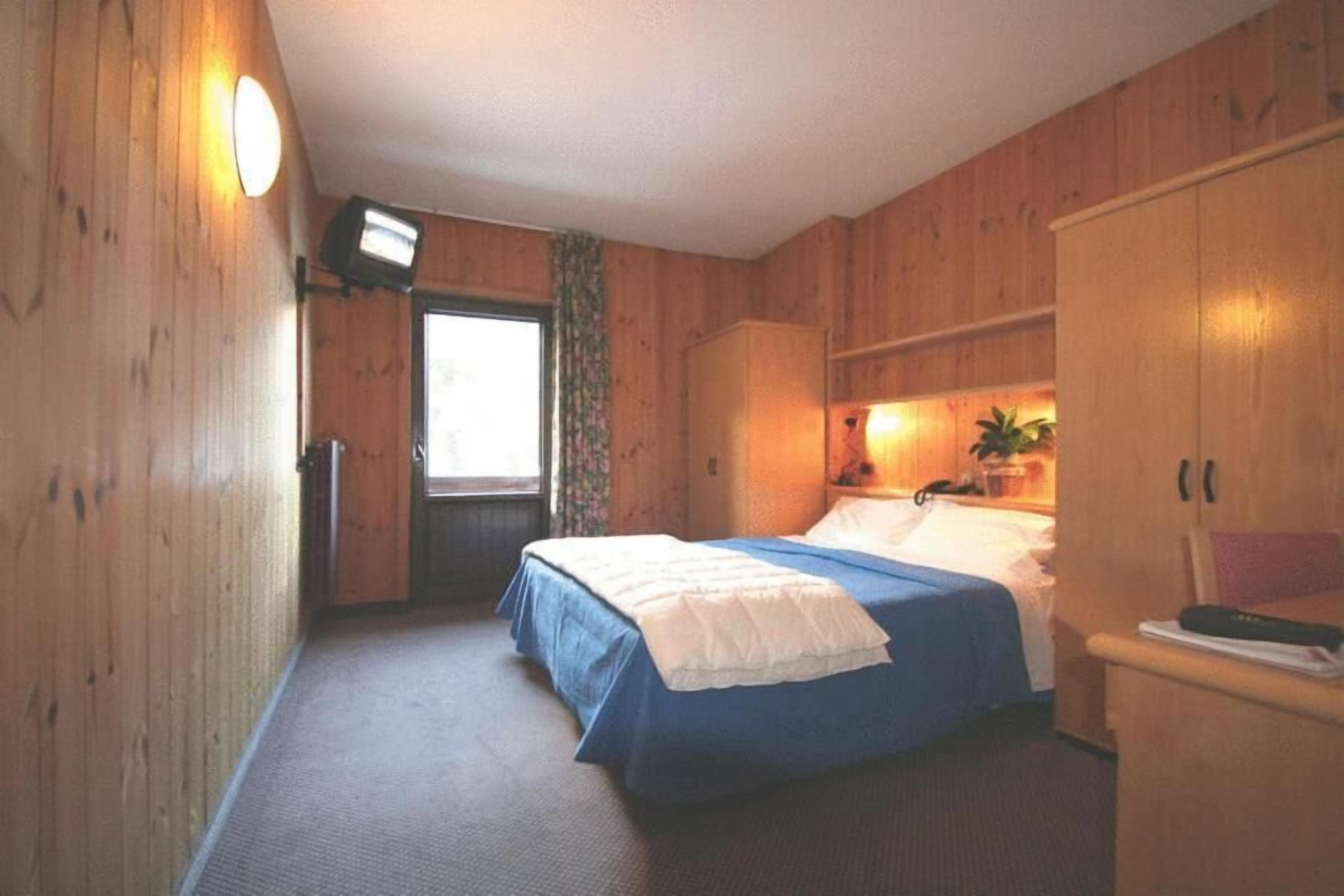 desk, cots/infant beds, wifi