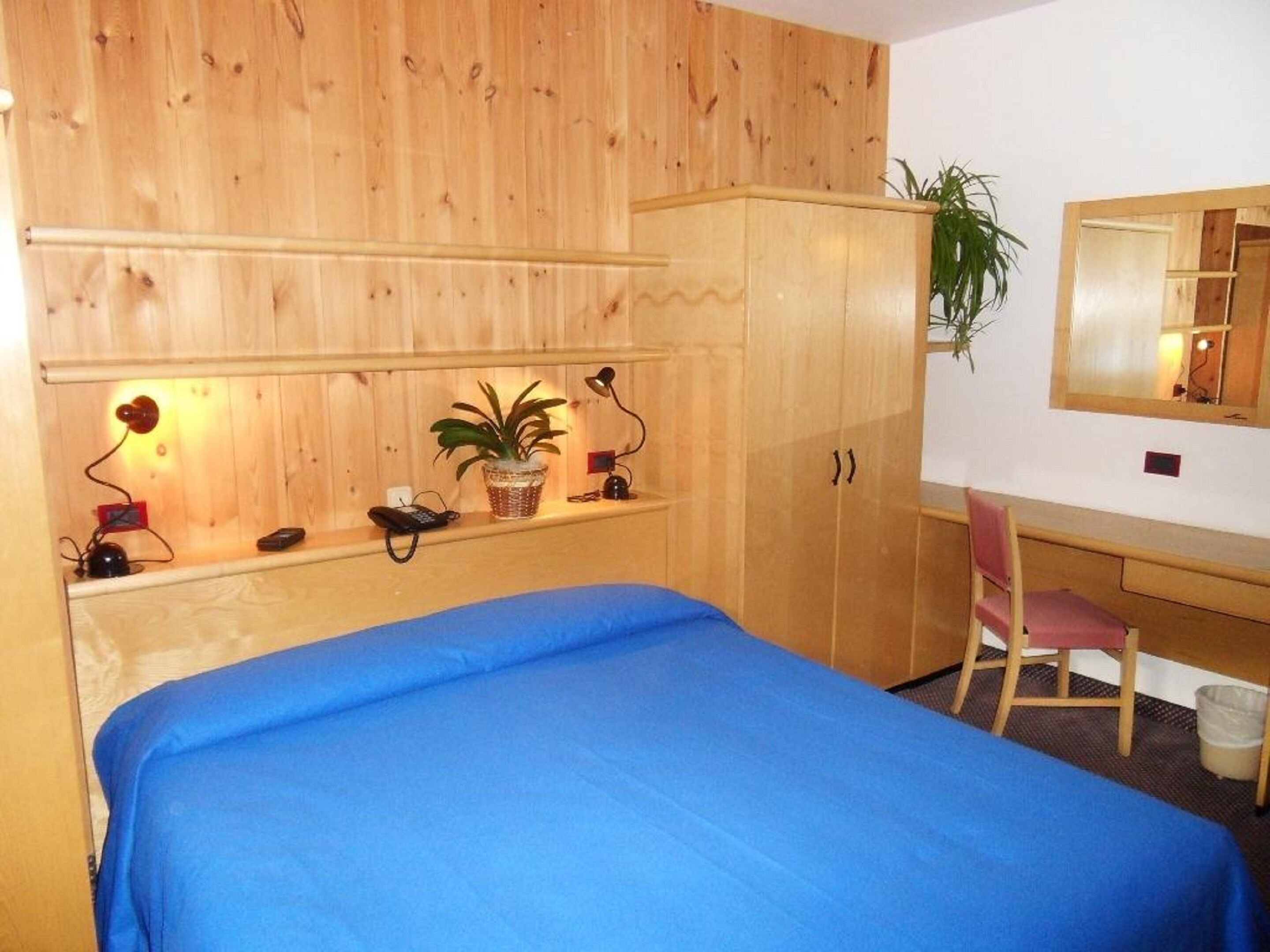 single room | desk, cots/infant beds, wifi
