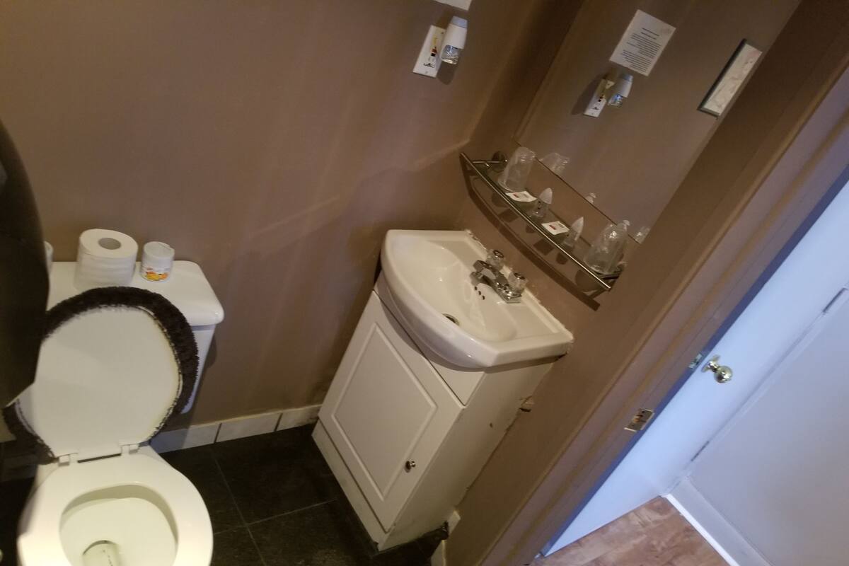 Superior Double Room | Bathroom | Shower, rainfall showerhead, free toiletries, hair dryer