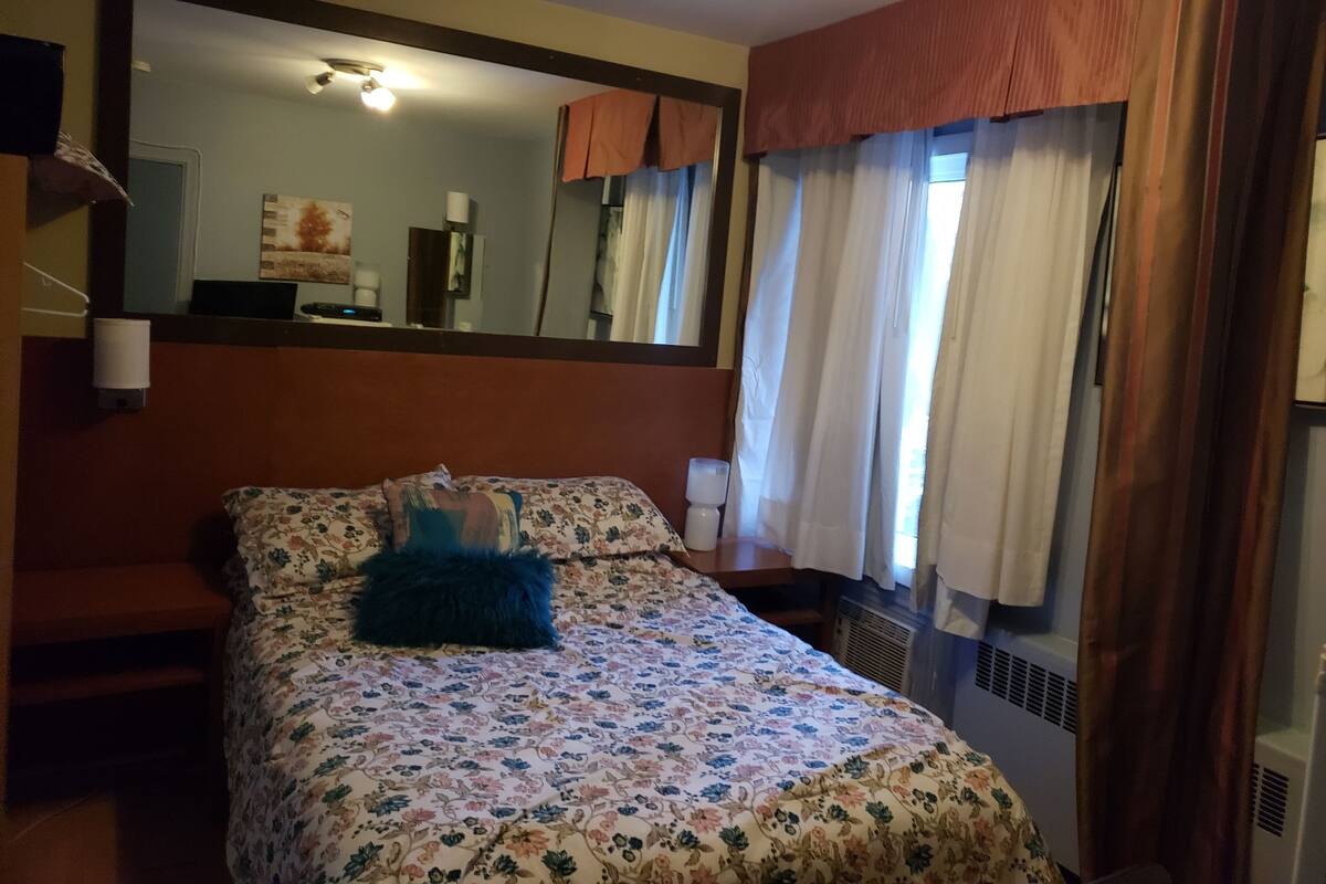 Basic Double Room, 1 Double Bed | Desk, blackout curtains, iron/ironing board, free WiFi