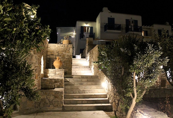 Fassade der Unterkunft – Abend/Nacht