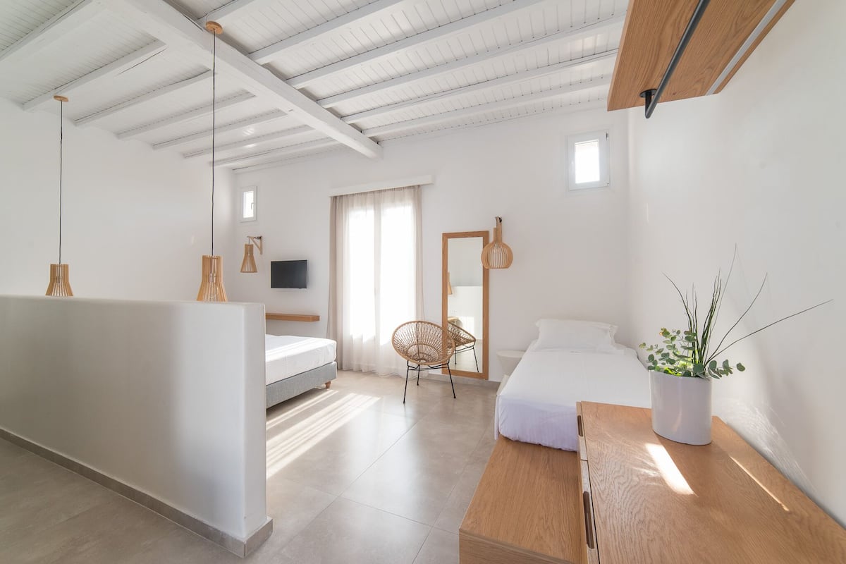 standard triple room | 1 bedroom, in-room safe, desk, free wifi