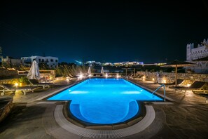 Außenpool, geöffnet von 08:00 Uhr bis 20:00 Uhr, Sonnenschirme