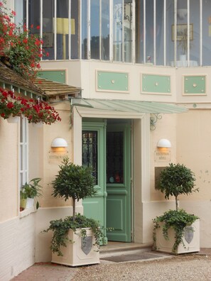 Exterior - La Chaîne d'Or (Les Andelys)