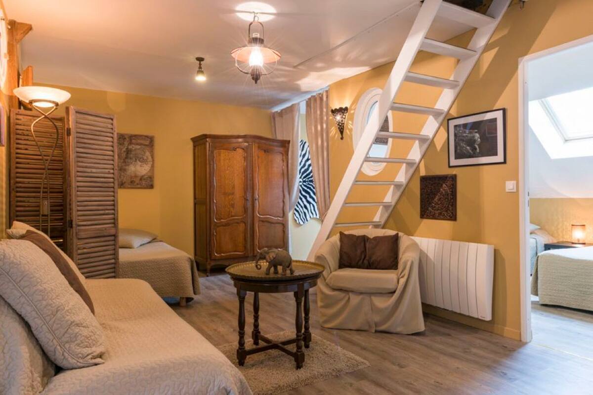 Habitación familiar (Gaillard Castle View) | Cortinas blackout, camas extra, wifi gratis y decoración personalizada 