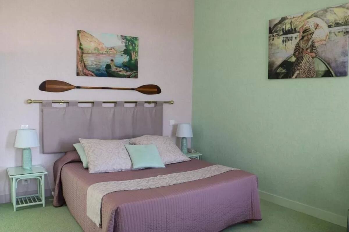 Habitación doble, vista al río | Cortinas blackout, camas extra, wifi gratis y decoración personalizada 
