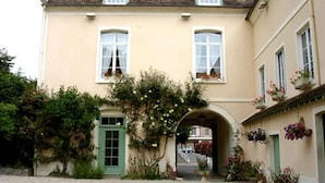 Front of property - La Chaîne d'Or (Les Andelys)