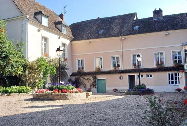 Front of property - La Chaîne d'Or (Les Andelys)