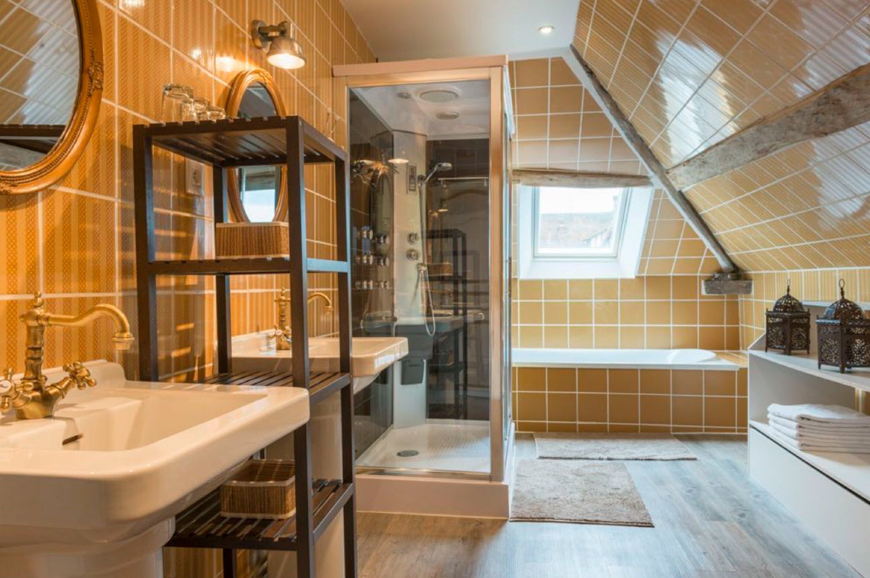 Family Room (Gaillard Castle View) | Bathroom | Combined shower/tub, hair dryer, towels