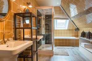 Chambre familiale vue Château Gaillard | Salle de bain | Ensemble douche/baignoire, sèche-cheveux, serviettes fournies