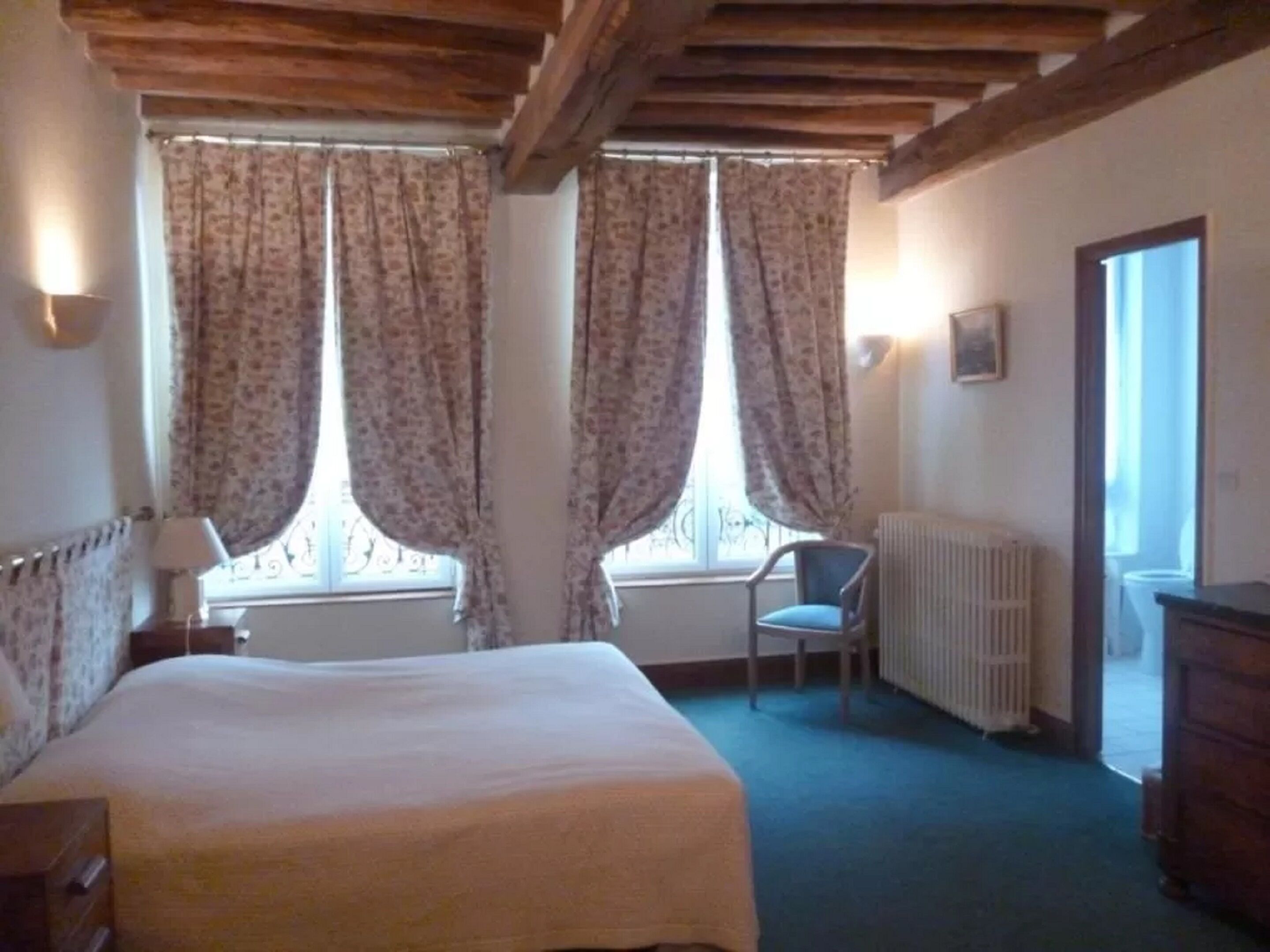 Double Room | Individually decorated, individually furnished, blackout drapes