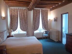 Double Room | Individually decorated, individually furnished, blackout curtains - La Chaîne d'Or (Les Andelys)