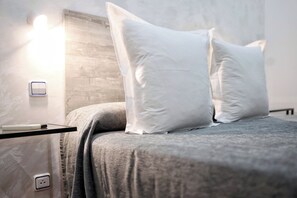 Comfort Double Room, Private Bathroom (Interior) | Minibar, in-room safe, desk, soundproofing - Hostal Las Fuentes - Adults Only (Madrid)