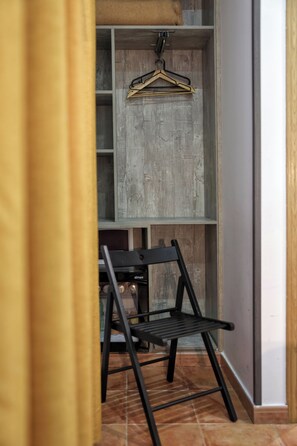 Dobbeltrom – comfort, privat bad (Interior) | Minibar, safe på rommet, skrivebord og lydisolert