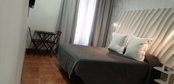 Minibar, in-room safe, desk, soundproofing - Hostal Las Fuentes - Adults Only (Madrid)