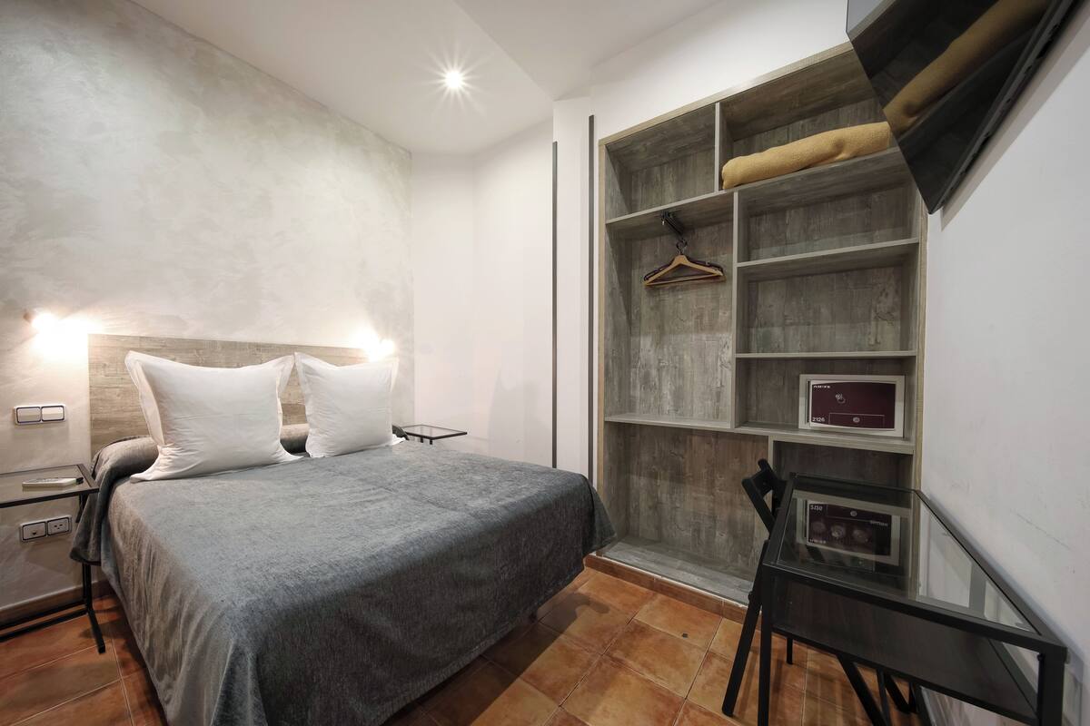 Dobbeltrom – comfort, privat bad (Interior) | Minibar, safe på rommet, skrivebord og lydisolert
