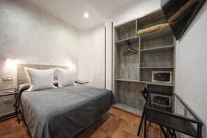 Minibar, in-room safe, desk, soundproofing - Hostal Las Fuentes - Adults Only (Madrid)