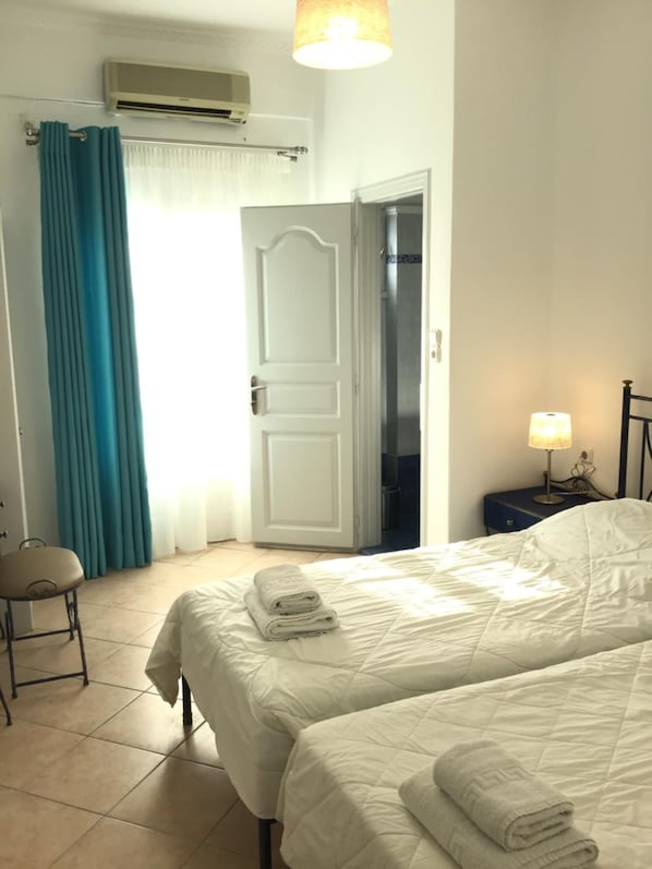 Double Room | Free WiFi, bed sheets - Hotel Lignos (Santorini)