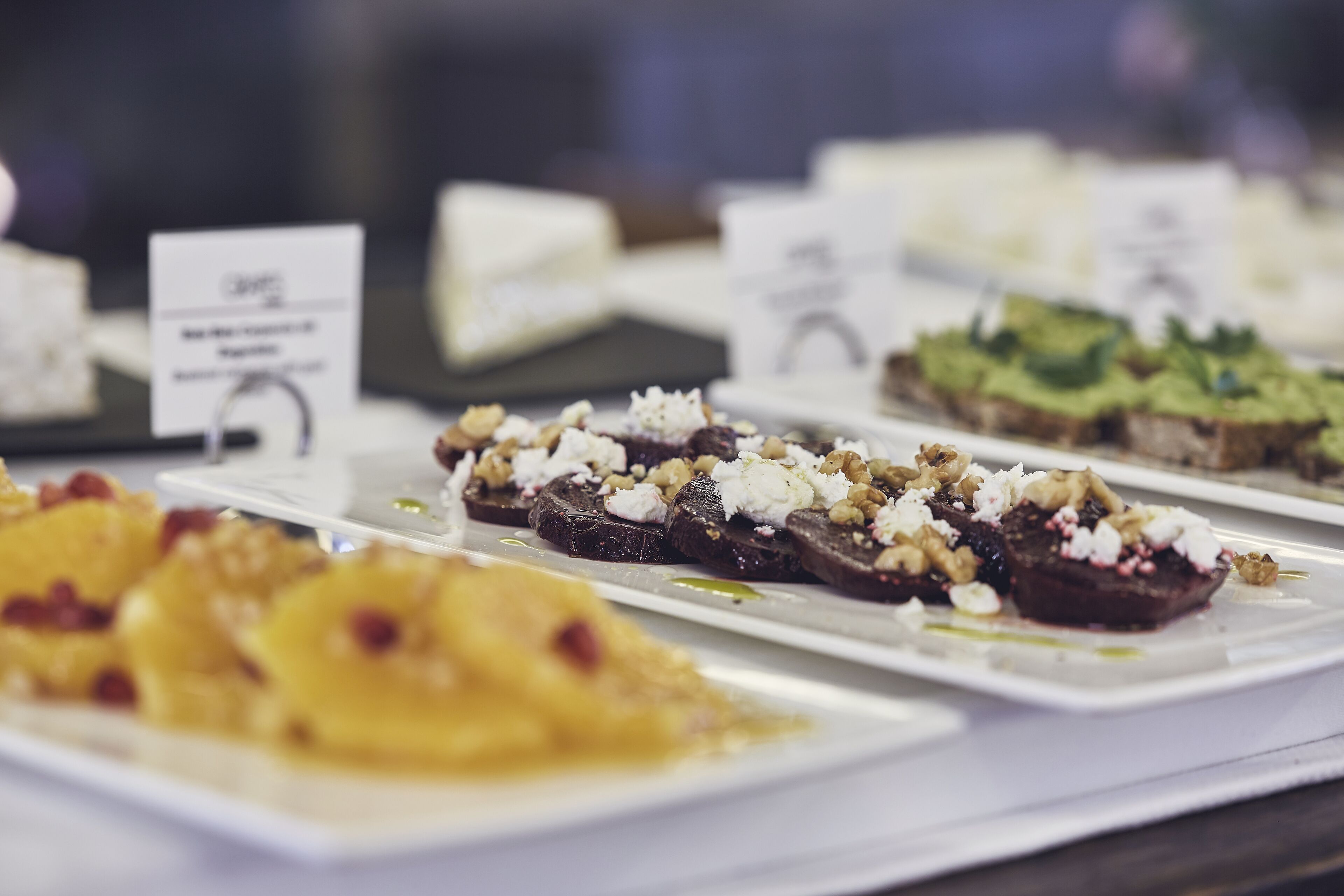 Variedad de postres a la vista, incluyendo pasteles y dulces con ingredientes como nueces y frutas.