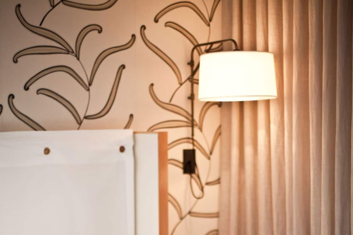 Ropa de cama de alta calidad, minibar, caja fuerte y escritorio