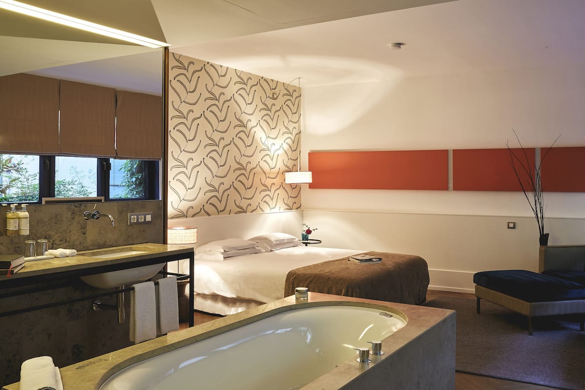 Ropa de cama de alta calidad, minibar, caja fuerte y escritorio