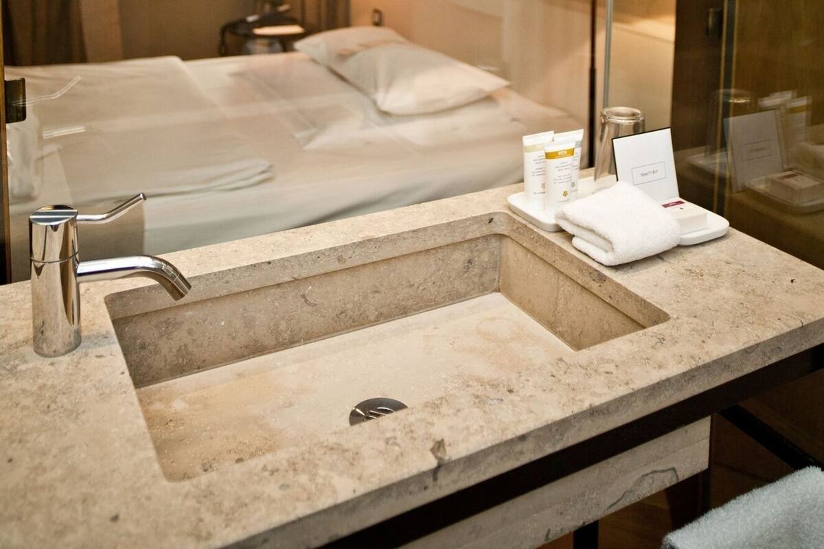 Ropa de cama de alta calidad y minibar 