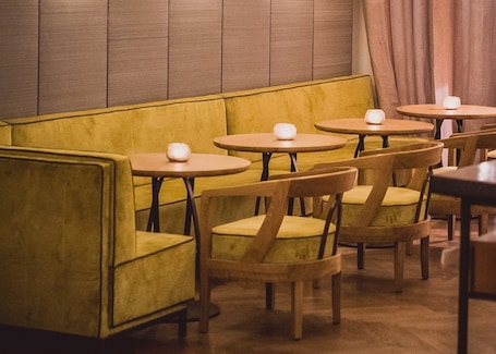 Breakfast, lunch, dinner served; international cuisine