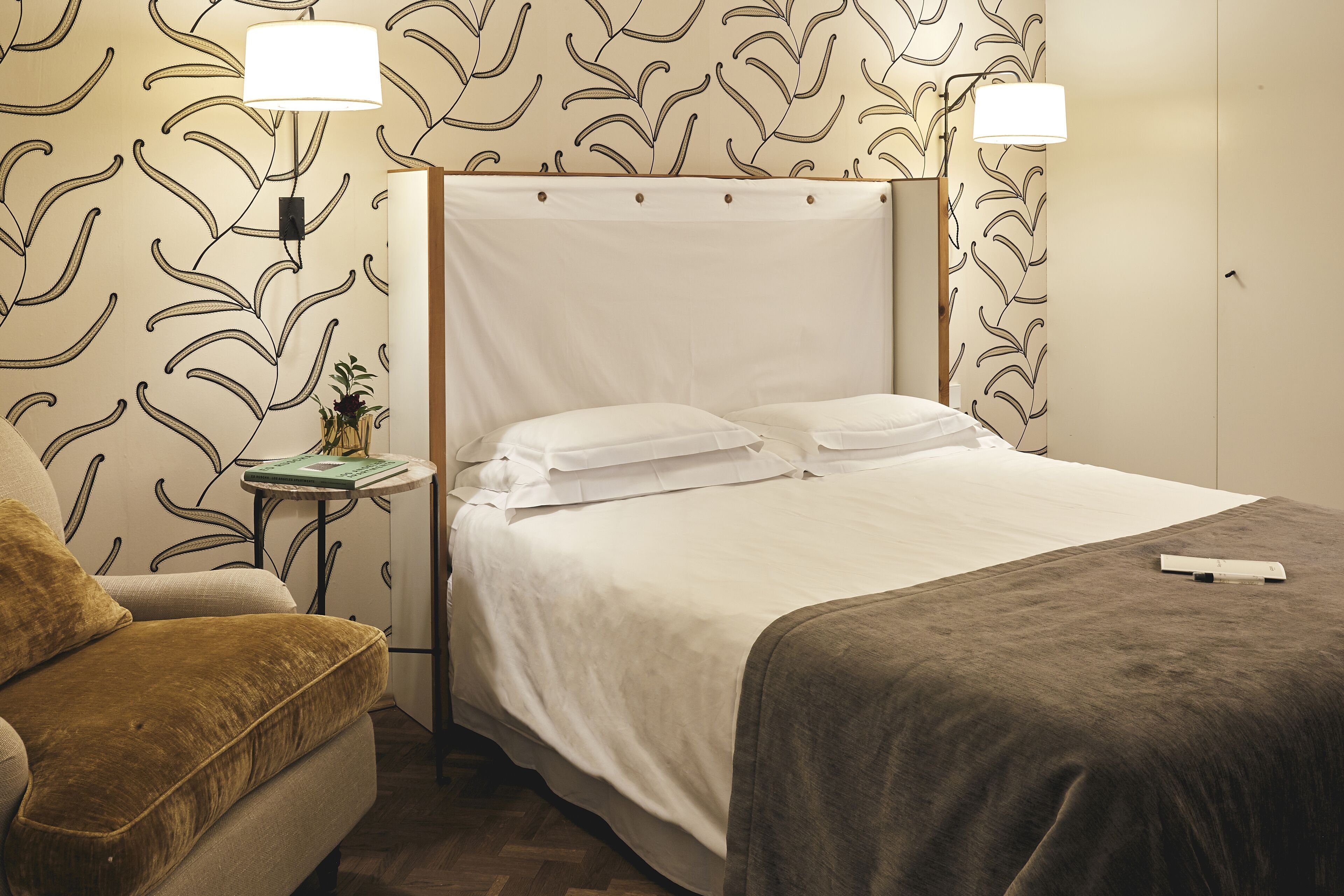 Luxe beddengoed, een minibar, een kluis op de kamer, een bureau