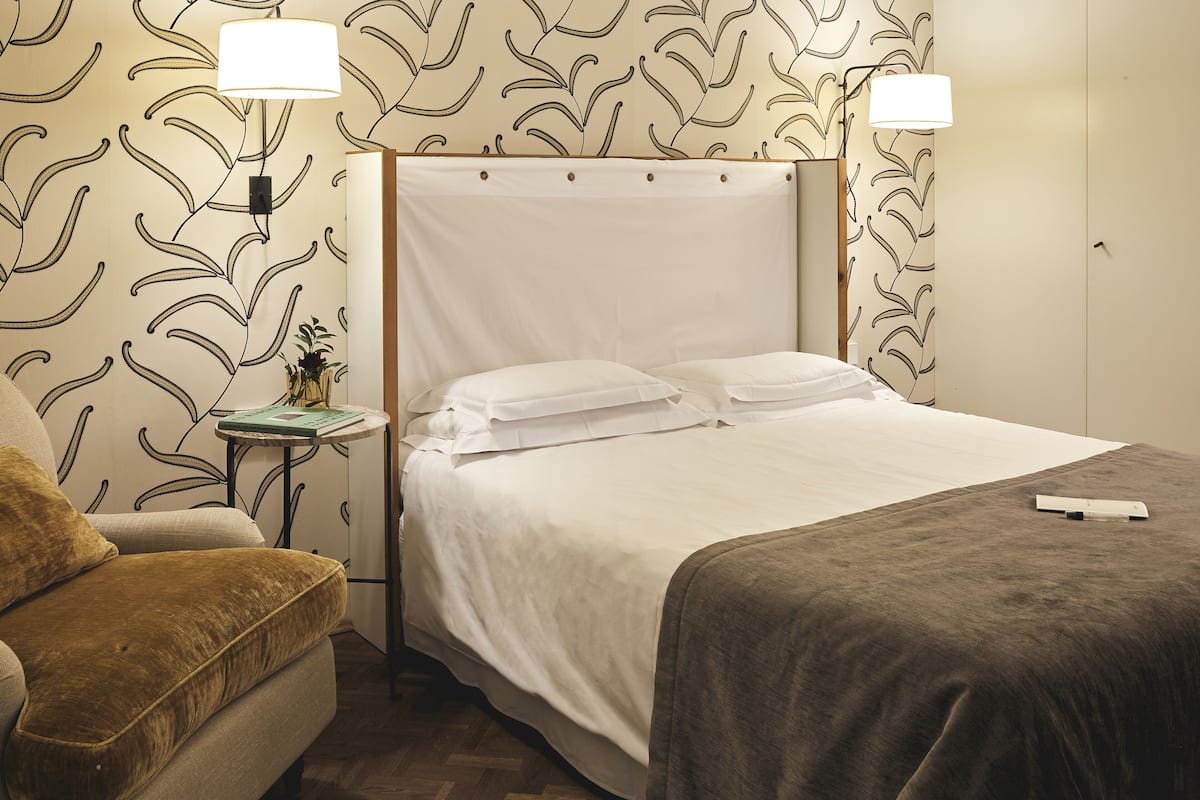 Ropa de cama de alta calidad, minibar, caja fuerte y escritorio