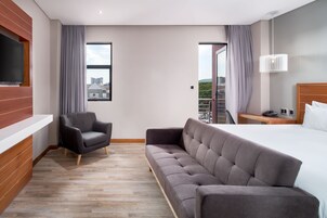 1 habitación, caja de seguridad en la habitación y escritorio 