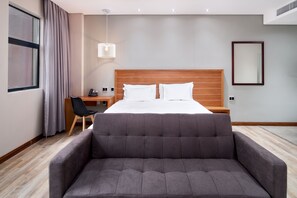 1 bedroom, in-room safe, desk, laptop workspace - Protea Hotel by Marriott Pretoria Hatfield (Pretoria)