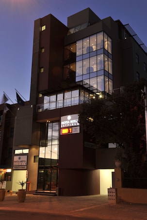 Fachada de la propiedad por la tarde o noche