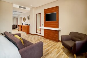 1 habitación, caja de seguridad en la habitación y escritorio 