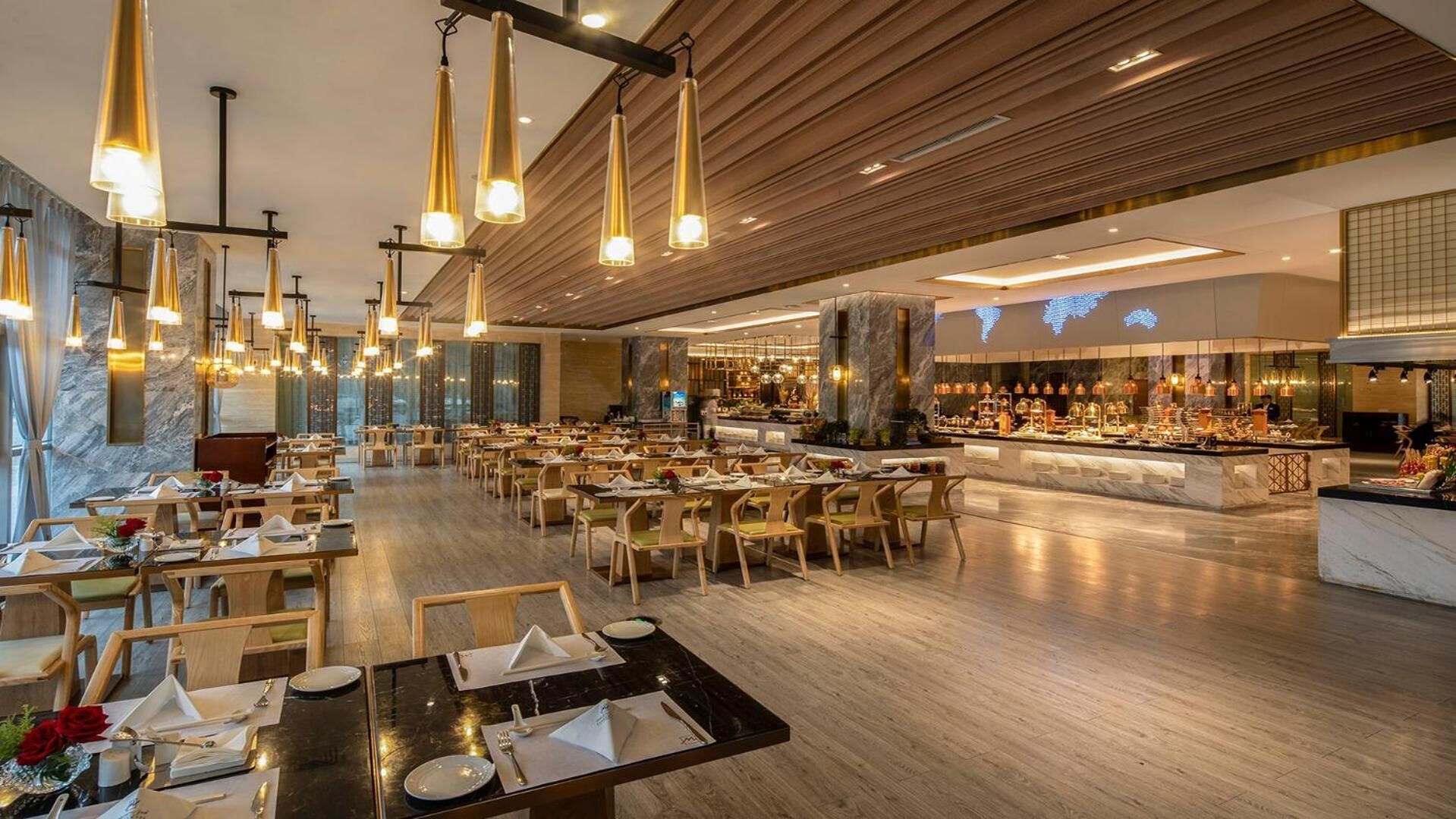 4 restaurants, breakfast served