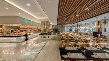 4 restaurants, breakfast served