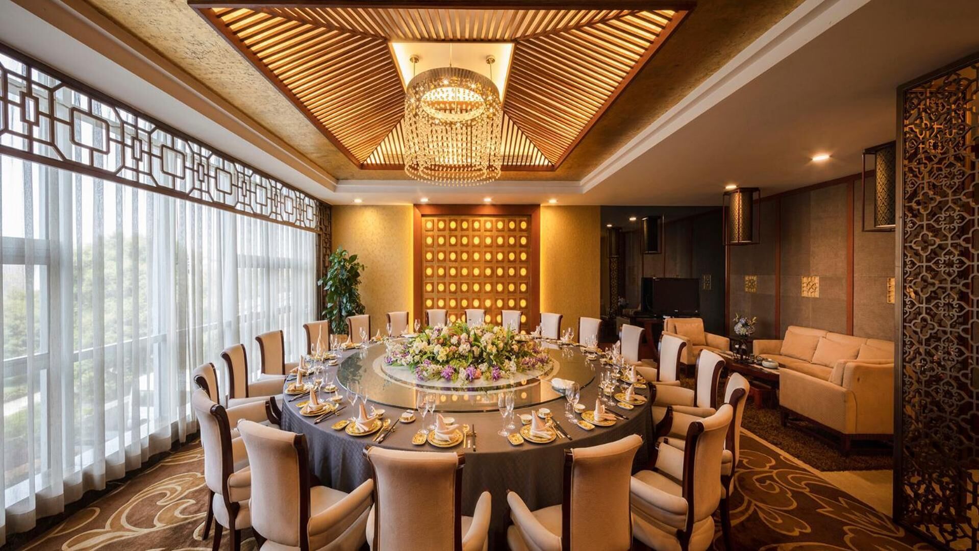 4 restaurants, breakfast served