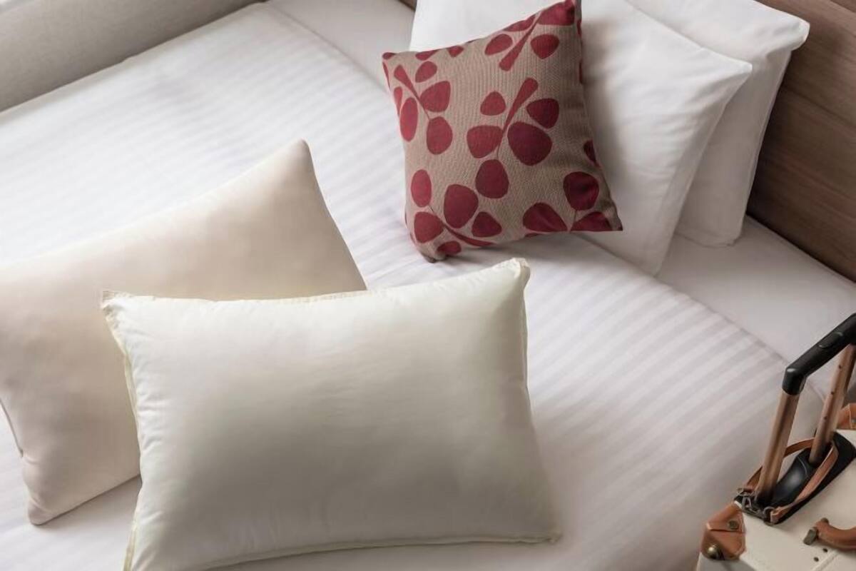 Roupas de cama premium, cofres nos quartos, cortinas blackout