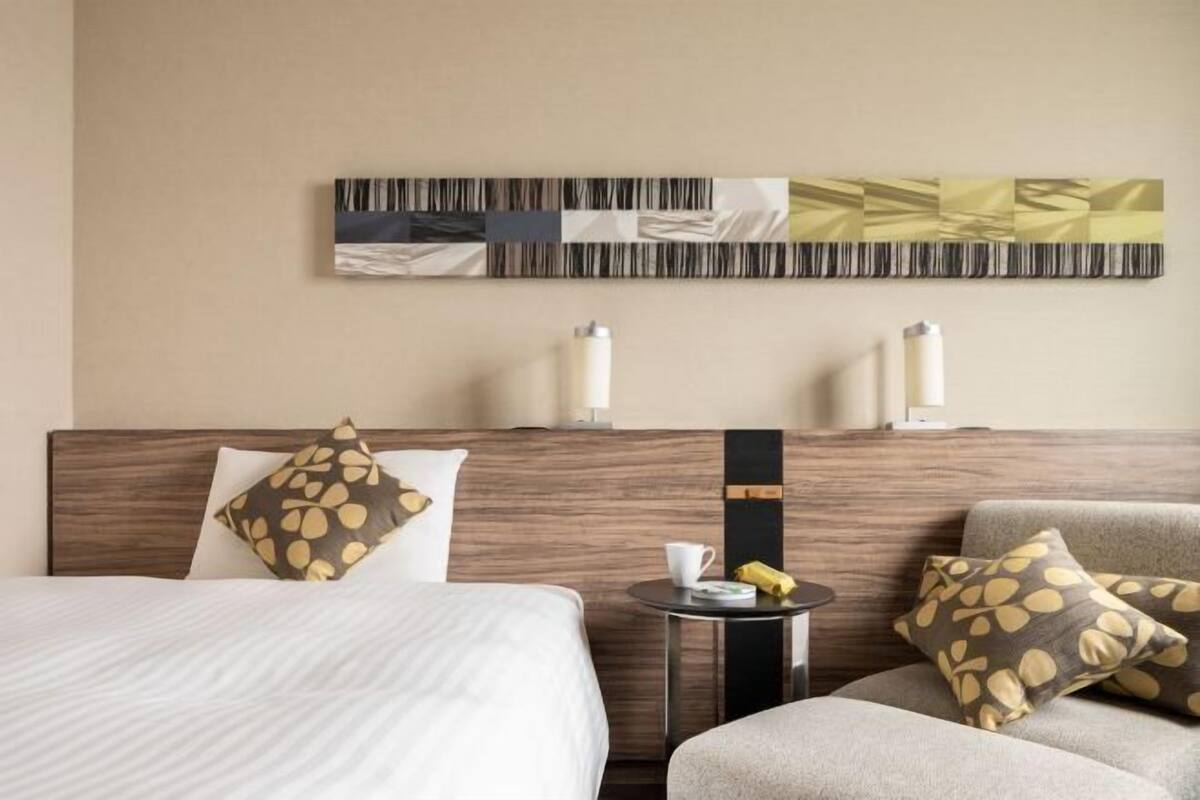 Roupas de cama premium, cofres nos quartos, cortinas blackout